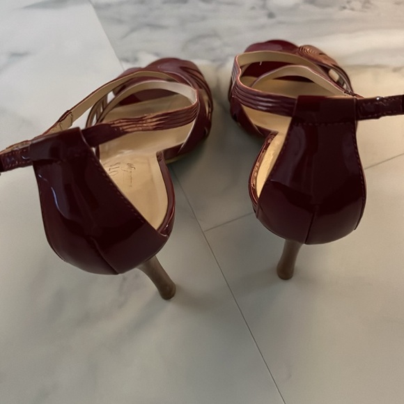 COPY - Red patent leather heels Brand Talbots  Color Merlot Size: 8 A Narrow - Picture 3 of 3